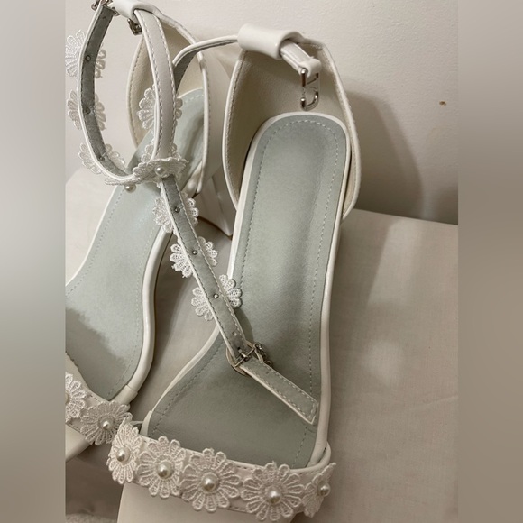 White sandals, size 7.5 - Picture 5 of 5